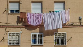 Una mujer se enfrenta al presidente de su comunidad por tender las sábanas de su hija: "Es una represalia contra mí"