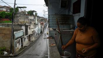 Una chica cubana enseña cómo se ha preparado su familia para la llegada del huracán Melissa