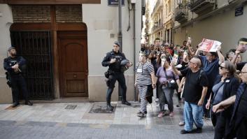 Tras los pasos de Mazón: cientos de personas recorren la "penúltima versión conocida" de su ruta hasta El Ventorro