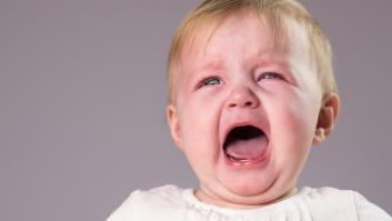 Una pareja deja una carta manuscrita advirtiendo que su bebé es un llorón y la respuesta de los vecinos es puro sentimiento de comunidad