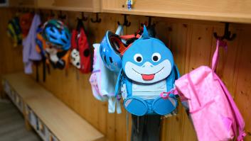 Va a un colegio y alucina al comprobar lo que pesan las mochilas de los alumnos