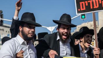 Un nuevo fuego para Netanyahu: ultraortodoxos jaredíes bloquean la entrada a Jerusalén contra su llamamiento al Ejército