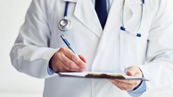 Acusan y arrestan a un médico tras descubrir su chanchullo oculto usando recetas y dos nudillos de acero