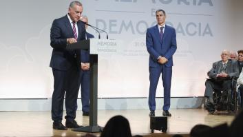 Xabier Fortes provoca la carcajada de la sala por el sutil comentario sobre las gafas de Pedro Sánchez