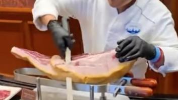 Va a Disneyland París y lo que ve haciendo a un cortador de jamón le va a doler a más de uno