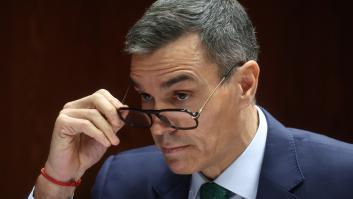Carmen Lomana menciona primero a Almodóvar y echa más leña al fuego sobre las gafas de Pedro Sánchez