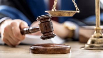 Convierten una ventana en una puerta al patio de luces de la comunidad y viene la justicia con algo más que una sugerencia