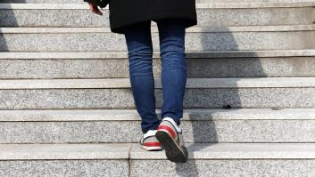 Los expertos señalan los numerosos beneficios que probablemente no conocías de caminar hacia atrás