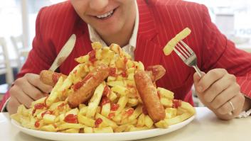 Va a un bar a comer, deja un poco de comida en el plato porque no puede más y lo que le dice la camarera clama al cielo