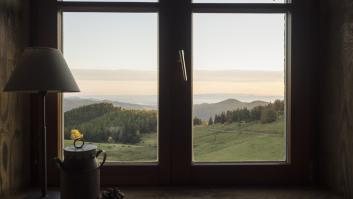 Llegan a una casa rural y al ver lo que hay encima de la mesa se quedan tan a cuadros que acaba en manos de una abogada
