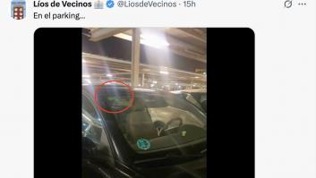 Ve en un parking un coche con una pegatina de la ITV, se acerca y lo que descubre es para que se presente allí la DGT