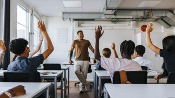 Un estudiante de expediente impecable suspende el examen clave y la madre sospecha del plan del profesor