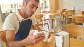 Un joven artista de Sevilla ha hecho de las servilletas su lienzo más personal: "Ha sido espontáneo"