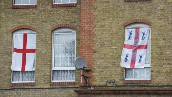 Un hombre coloca más de 120 banderas en un pueblo y le amenazan con multa gorda si decide colgar la 121