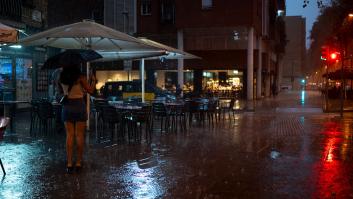 Personas se protegen de la lluvia en el centro de Barcelona, en una fotografía de septiembre pasado.