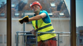 Un limpiador de ventanas tiene dos lindos acompañantes durante su jornada y los usuarios sentencian: "Estaría dispuesto a trabajar horas extras todos los días"