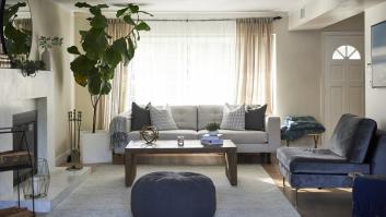 Un salon moderno con tonos azulados y mucha luz.