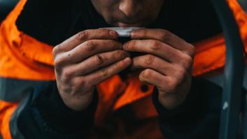 Una pareja estaba haciendo unas obras en casa y lo que le encuentran deja impactado al operador de grúa: "Tuvo que fumarse un cigarrillo antes"