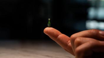 Es la cerveza más pequeña del mundo: una sola gota en una botella del tamaño de un grano de arroz