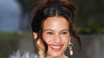 Primer plano de Rosalía sonriendo en la semana de la moda de París