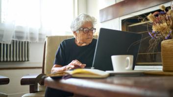 Una mujer mayor escribiendo