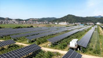 Vista aérea de una planta de energía solar en una granja.