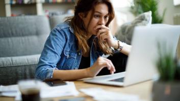 Una joven de 23 años se saca el graduado en Finanzas y la primera propuesta de trabajo cabrea a la familia: "Vivimos en un mundo patas arriba"