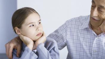 Un psicólogo pide a los abuelos dejar de decir estas frases a sus nietos con aviso especial a padres incluido