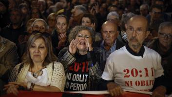 VALENCIA, 09/11/2025.- Las entidades sociales, cívicas y sindicales que en el último año han organizado cada mes una manifestación bajo el lema 'Mazón dimisión' por su gestión de la dana celebran este domingo una concentración ante Les Corts Valencianes, mientras continúan las negociaciones entre PP y Vox para elegir al sustituto del dimitido Mazón. EFE/ Biel Alino