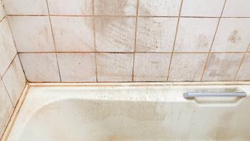 Las manchas negras del sellador del baño se pueden ir por la noche sin necesidad de frotar