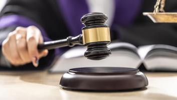 El encargado de cobrar multas se las apropia, detectan la desaparición y su hija debe pagar más de 200.000 euros