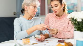 Lieke, de 43 años, la "pobre hija" de la familia: "Gano 6.500 euros al mes, pero mis padres ricos no lo saben"