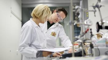 Científicos trabajando en El Cubo, el laboratorio de Philip Morris en Suiza.