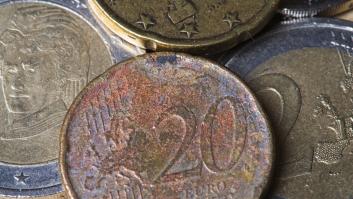 Un hombre consigue una moneda especial de 20 céntimos de una máquina de café y los que la ven sentencian: "Quédatela... Por favor"