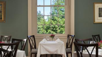 Llegan 11 clientes sin reserva a un restaurante, proponen dividirlos en dos grupos y uno de ellos suelta el comentario cuñado del año