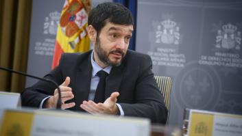 "También me llaman a mí al móvil del ministerio": hasta el ministro Bustinduy aguanta 'spam'