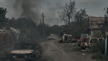 Los soldados rusos sacan las motocicletas para avanzar a este punto clave de la guerra cubiertos por la niebla