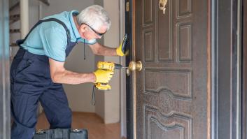 Un cerrajero explica por qué cobran más caro un domingo por la tarde y hay división de opiniones