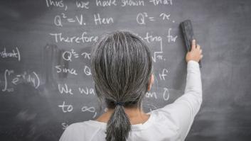 Eva, maestra jubilada de 70 años que cuida niños por 556 euros al mes: "Seguiré mientras lo disfrute y mi salud me lo permita"