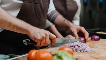 Un chef vivió en la calle durante año y medio y la comida china de un desconocido le acaba cambiando la vida: "Me sorprendió con ese gran regalo”
