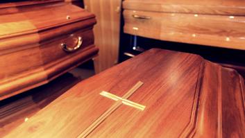 Condenan a una funeraria a pagar una indemnización millonaria por entregar el cuerpo equivocado en el peor momento posible