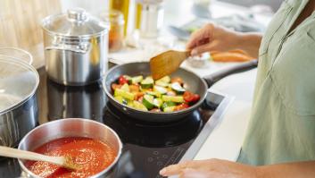 Una ingeniera alimentaria avisa sobre lo que todo el mundo hace en la cocina y en realidad esparce bacterias