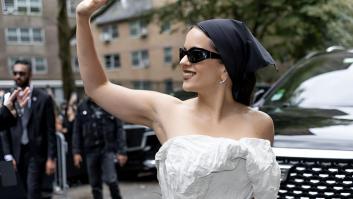 Una visita inesperada hace que Rosalía salga corriendo en mitad de una entrevista y se desatan los comentarios