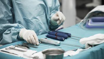 Indemnizan a Mauricio con 40.000 euros después de que un robot le perforara el intestino delgado: los médicos tardaron una semana en percatarse