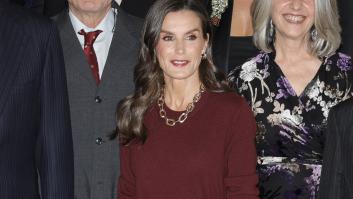Letizia, la reina del brillo con un 'look' con el que ha roto una tendencia en el Premio de Periodismo Francisco Cerecedo, el acto que 'contraprogramó' a la reina Sofía