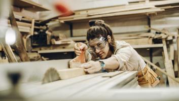 Enora, carpintera de 35 años, habla de la pasión por su trabajo: "Construir cosas con mis manos, eso era lo que me atraía"