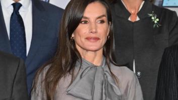 La reina Letizia, con una blusa de lazada gris