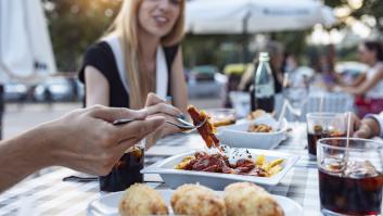 Acude a un restaurante español en Polonia y sentencia al probar el pincho de tortilla y las patatas bravas