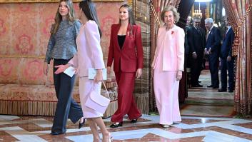 Una experta pone la lupa en un detalle de la vestimenta de la reina Sofía en el acto del Toisón de Oro