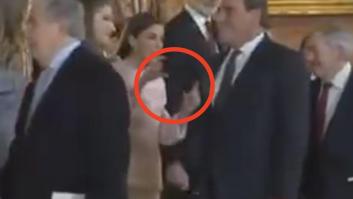 Las cámaras captan un inusual gesto de Letizia en el acto de entrega del Toisón de Oro a la reina Sofía